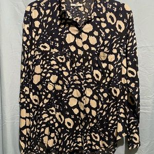 Long sleeve , back open  , buttons in front